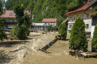 Les crues soudaines et les glissements de terrain ont submergé de vastes étendues du centre et du nord de la Slovénie (ici le village de Crna na Koroskem).